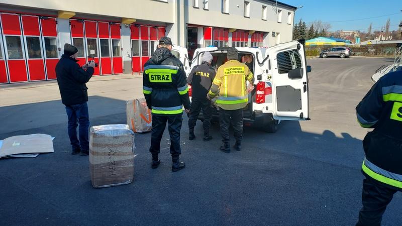 Jaworzniccy strażacy przekazują sprzęt, który trafi do Ukrainy