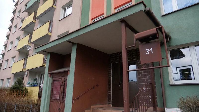 Libacje alkoholowe w bloku przy al. Piłsudskiego 31 - mieszkańcy mają dość