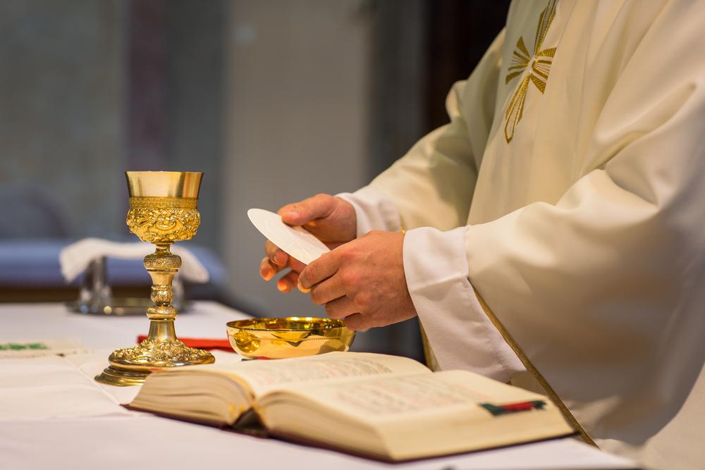 Prezent dla duchownego to nie tylko Biblia i różaniec. Co jeszcze można kupić księdzu?