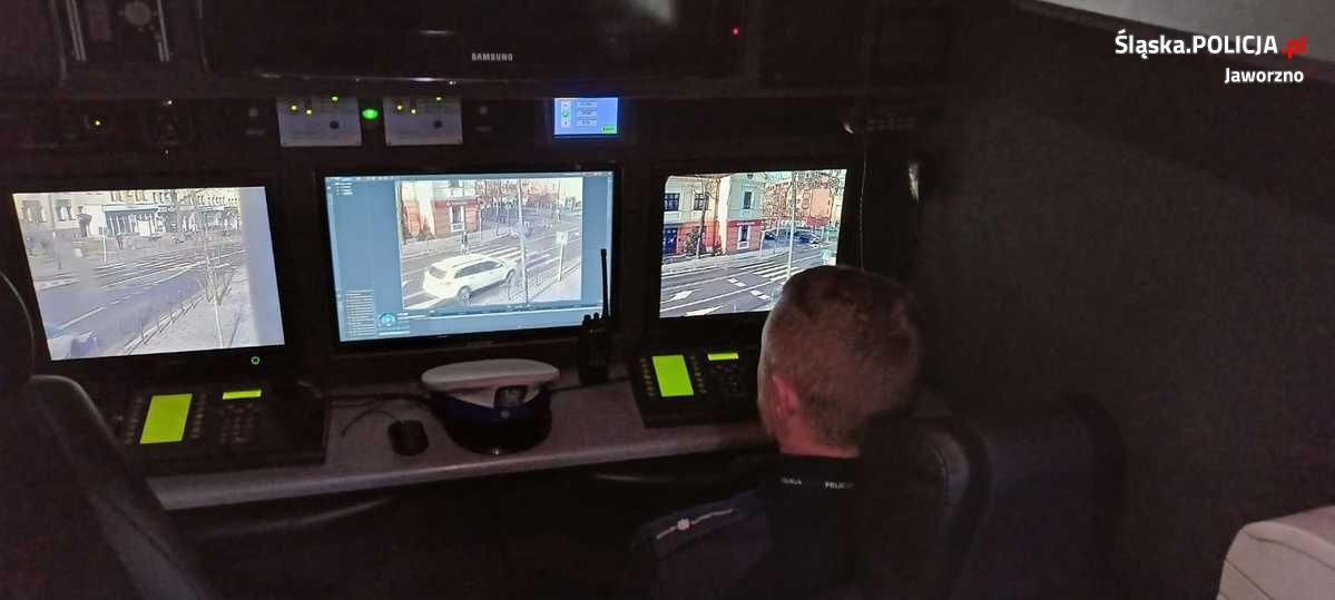 Policyjne mobilne centrum monitoringu patroluje w Jaworznie