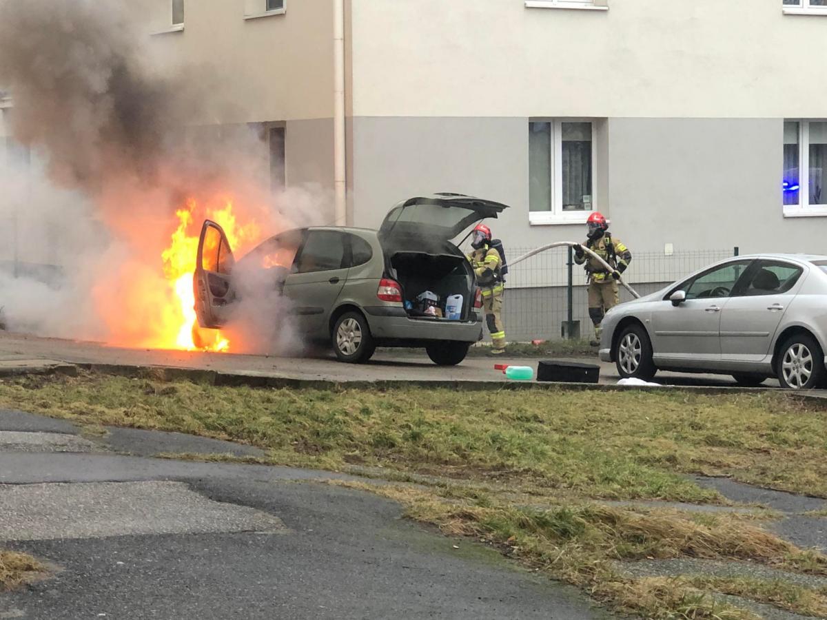 Płonący samochód na ulicy Krasickiego