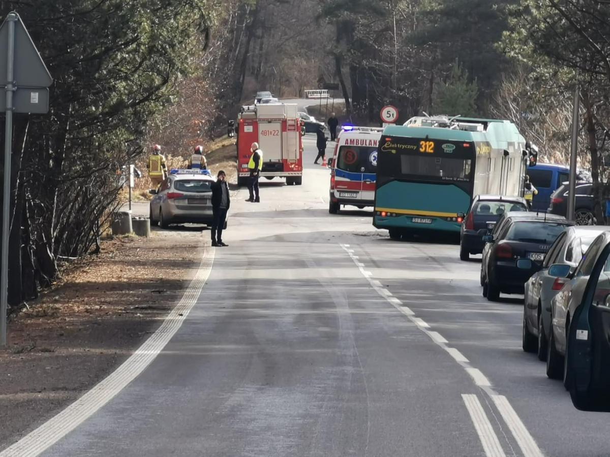 Dachowanie w Jeleniu. W samochodzie podróżowało dziecko