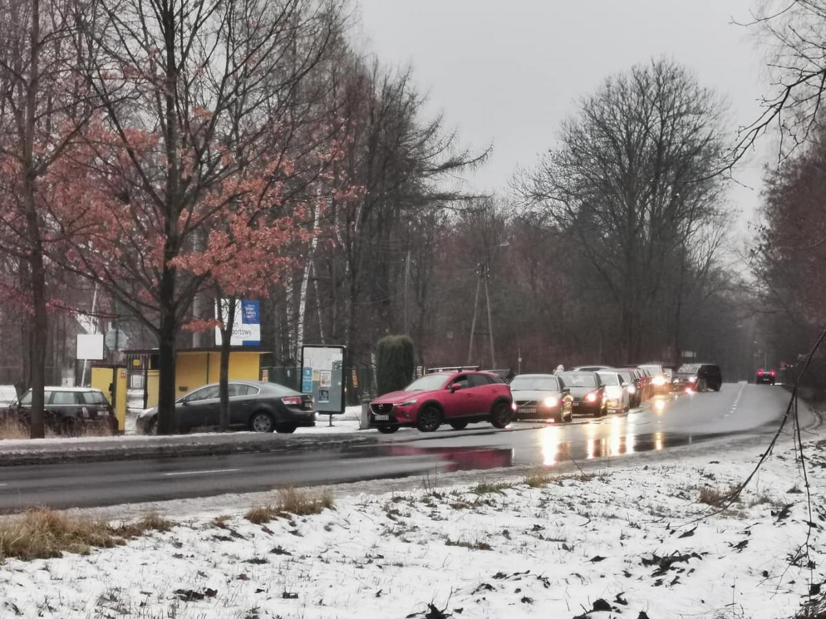 Ogromna kolejka do punktu pobrań wymazów na Covid-19
