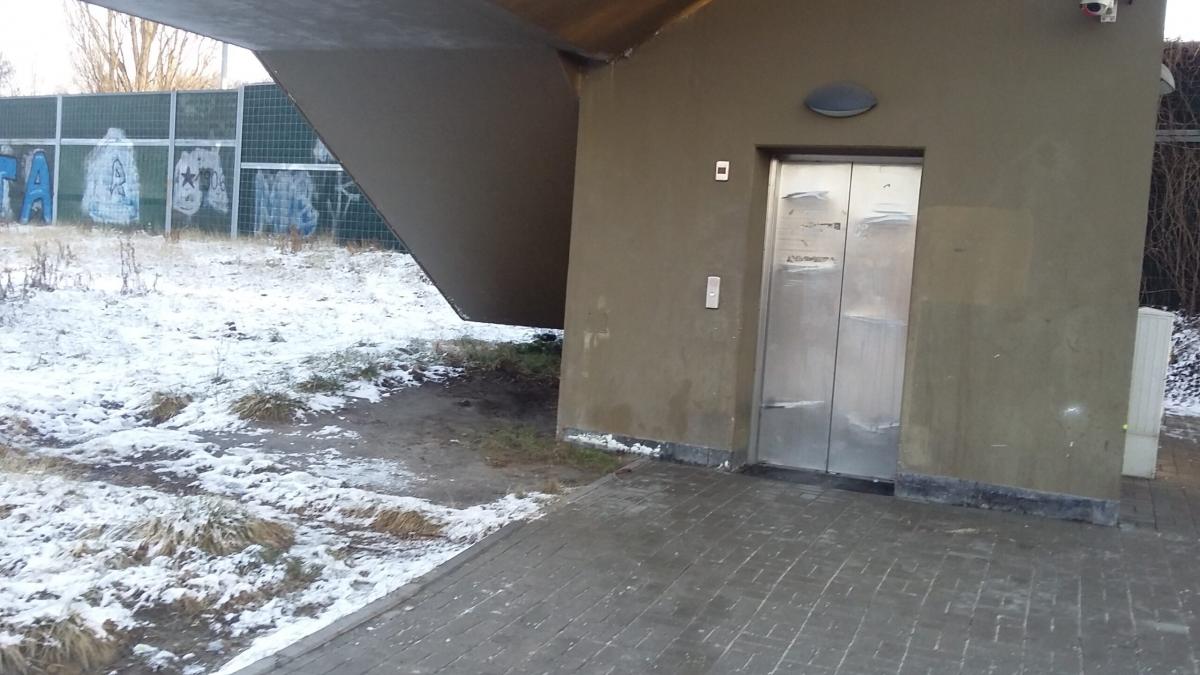Ślizgawka na schodach windy