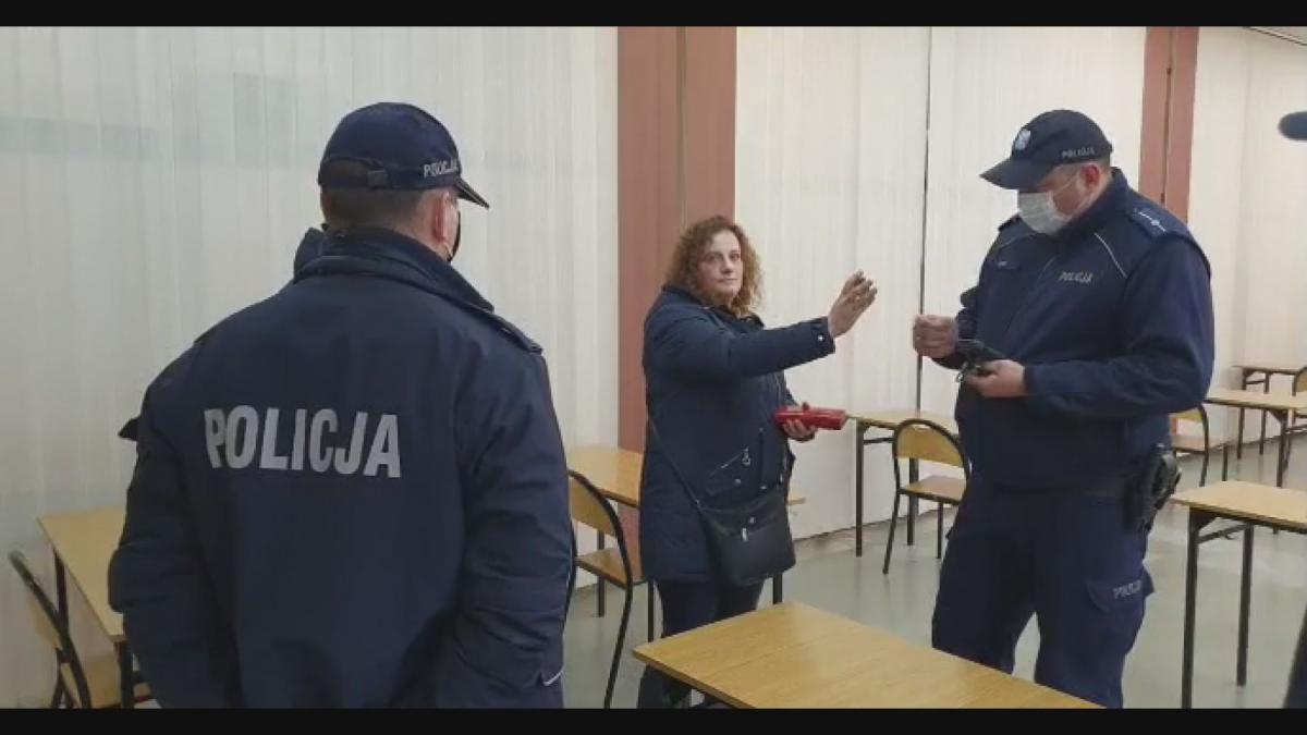 Rodzice bez maseczek weszli do szkoły i protestowali przeciwko segregacji sanitarnej uczniów. Doszło do interwencji policji