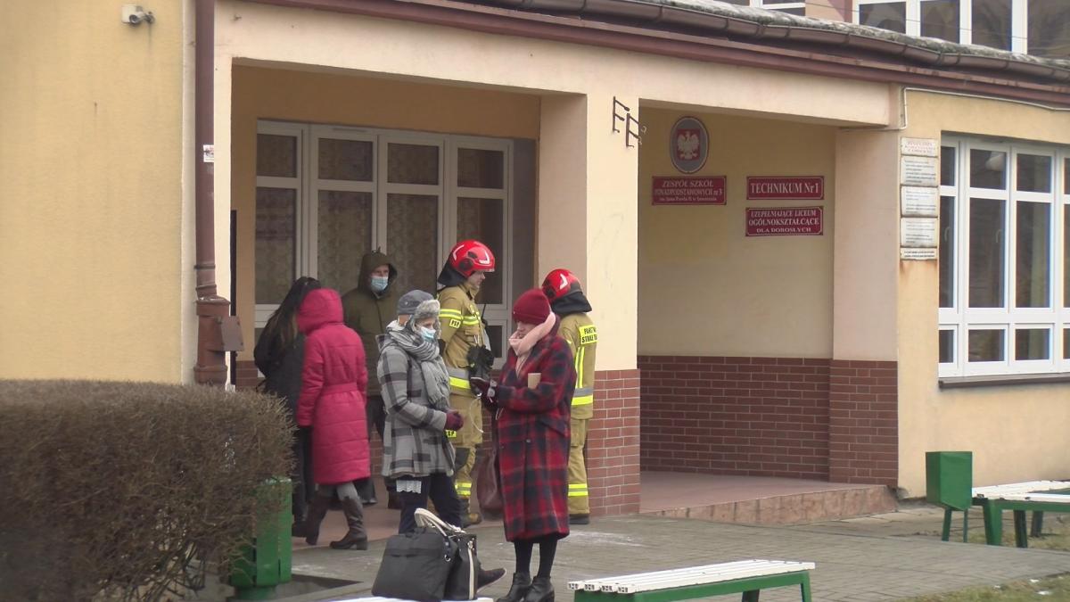 Alarmy bombowe w sześciu placówkach. ZSP nr 3 ewakuowane