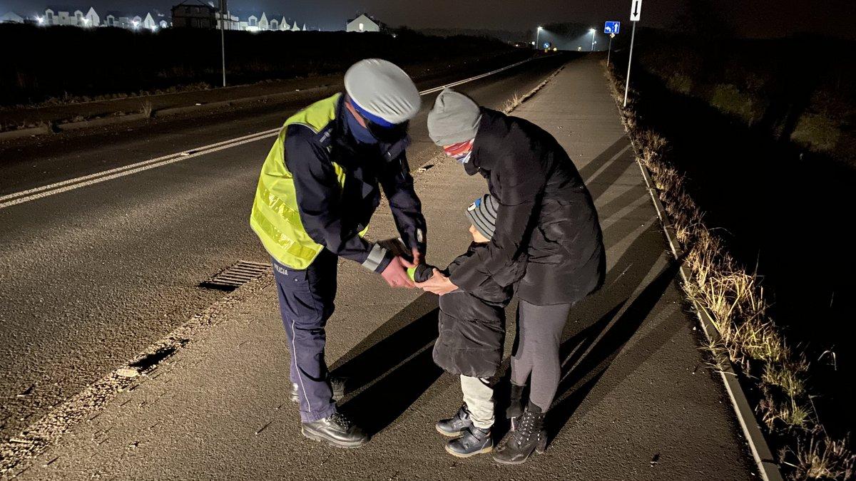 Policjanci rozdawali odblaski