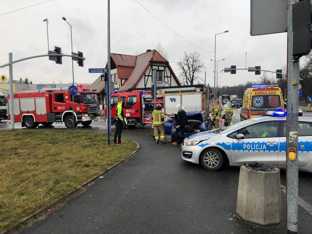 Kolizja drogowa na skrzyżowaniu na Janie Kantym