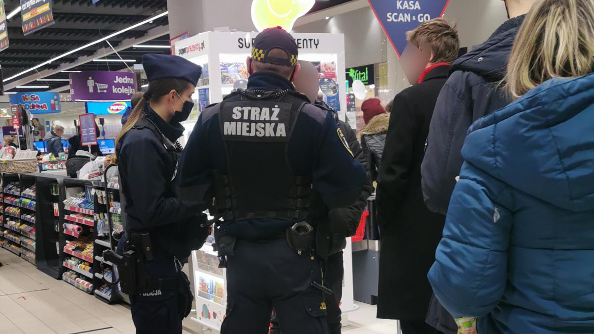 Policja i straż miejska w Galenie. Można było dostać mandat za brak maseczki