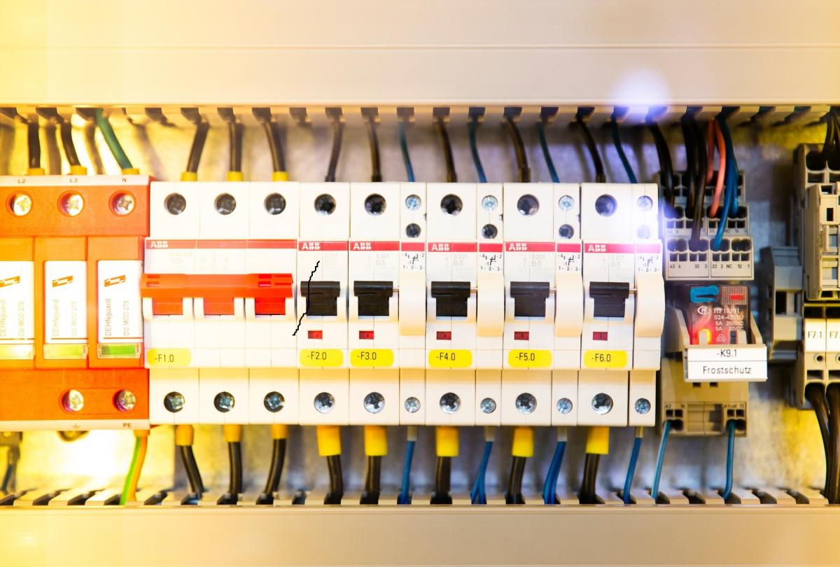 Podstawowe wyposażenie rozdzielnicy elektrycznej