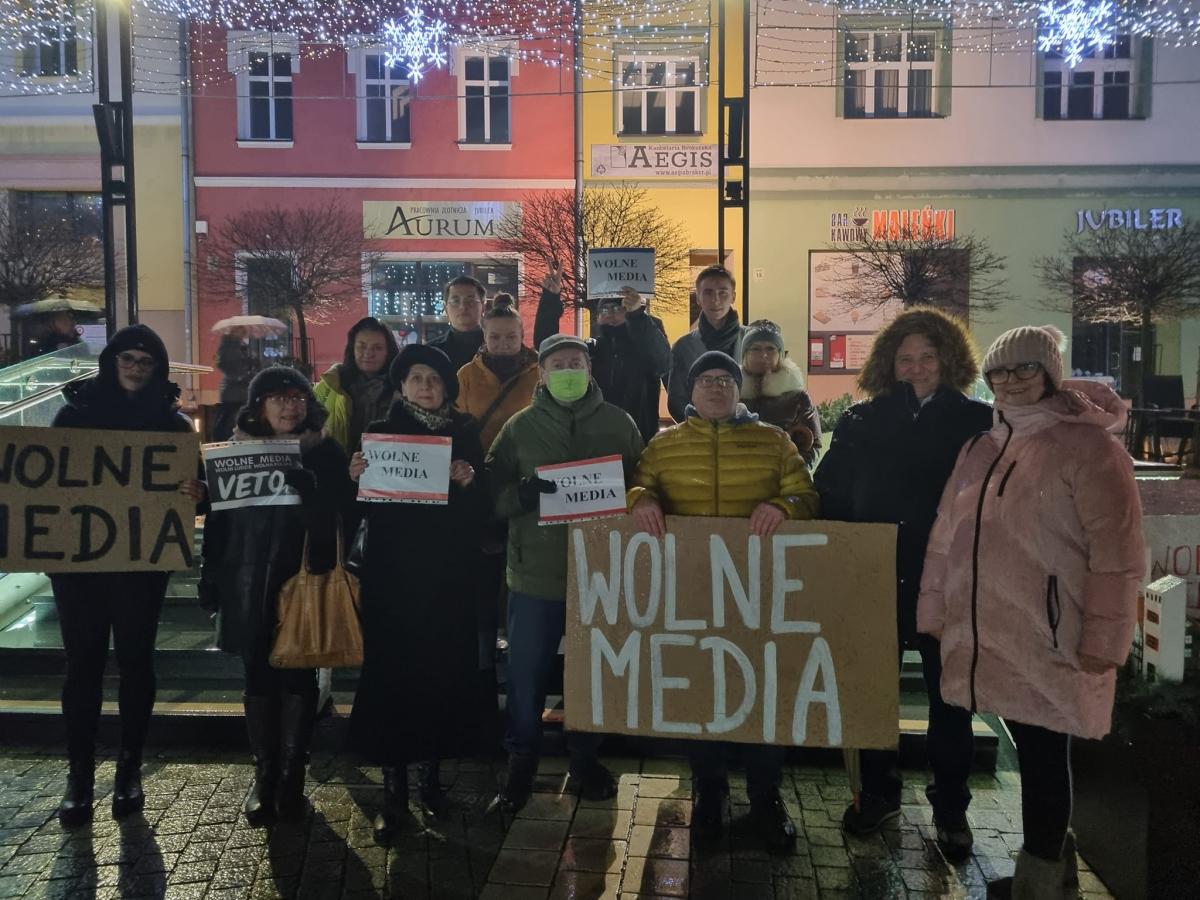Protest przeciwko lex TVN na rynku w Jaworznie