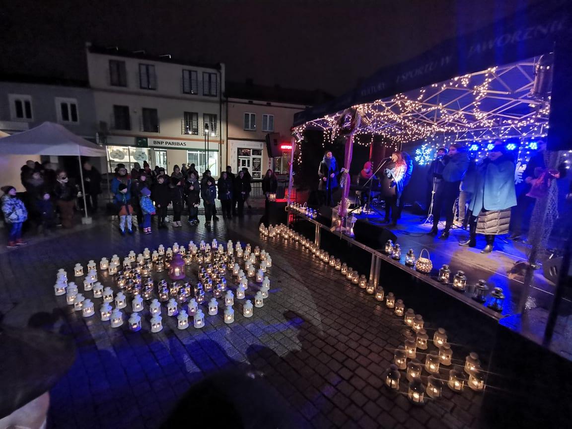 Betlejemskie Światełko Pokoju na rynku w centrum Jaworzna