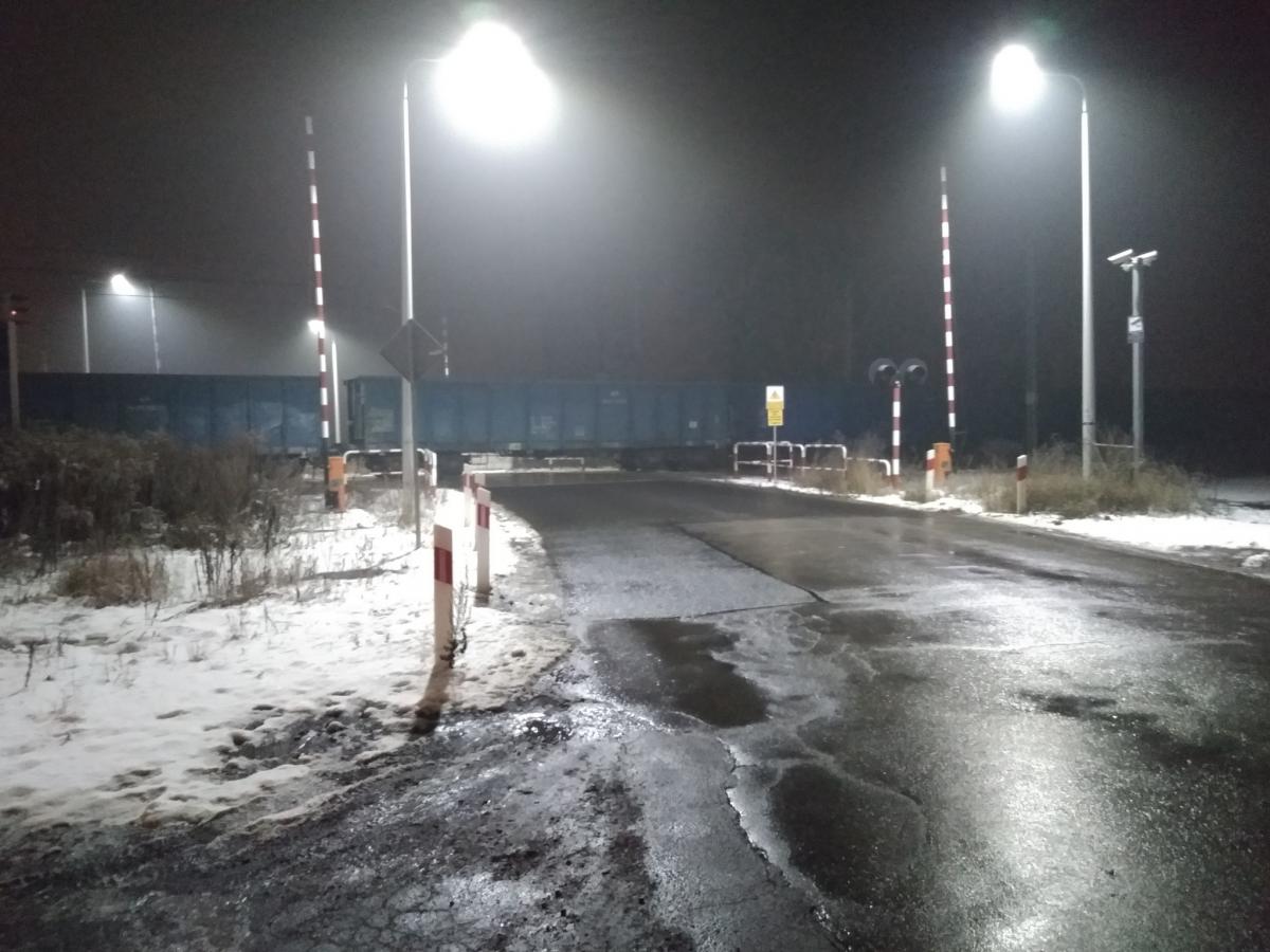 Pociąg na przejeździe, rogatki w górze. Niebezpieczna sytuacja w Ciężkowicach