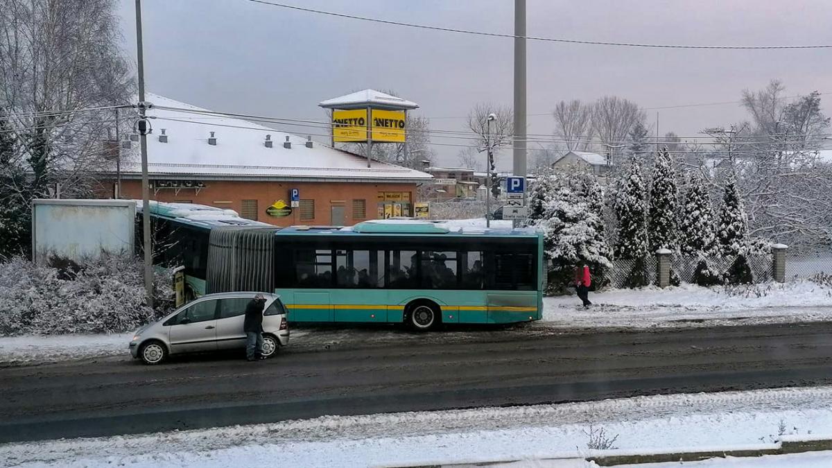 Uwaga kierowcy. Niebezpieczne zdarzenie z udziałem autobusu