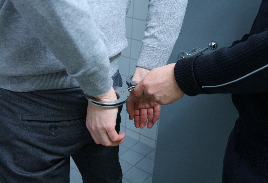 Pijany 33-latek uszkodził 25 zaparkowanych samochodów
