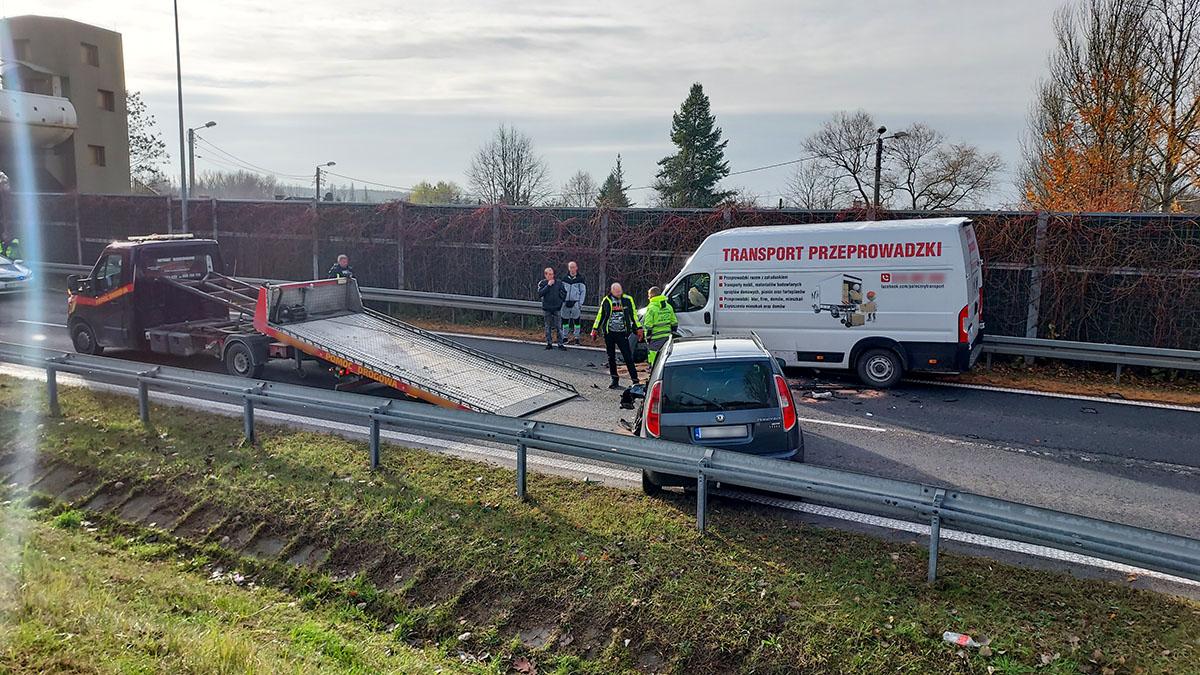 Zderzenie czołowe osobówki z samochodem dostawczym na obwodnicy