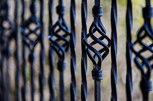 Jaką farbę do ogrodzenia wybrać?