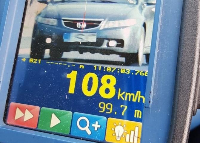 O 68 km przekroczył dozwoloną prędkość. Na 3 miesiące pożegnał się z prawem jazdy