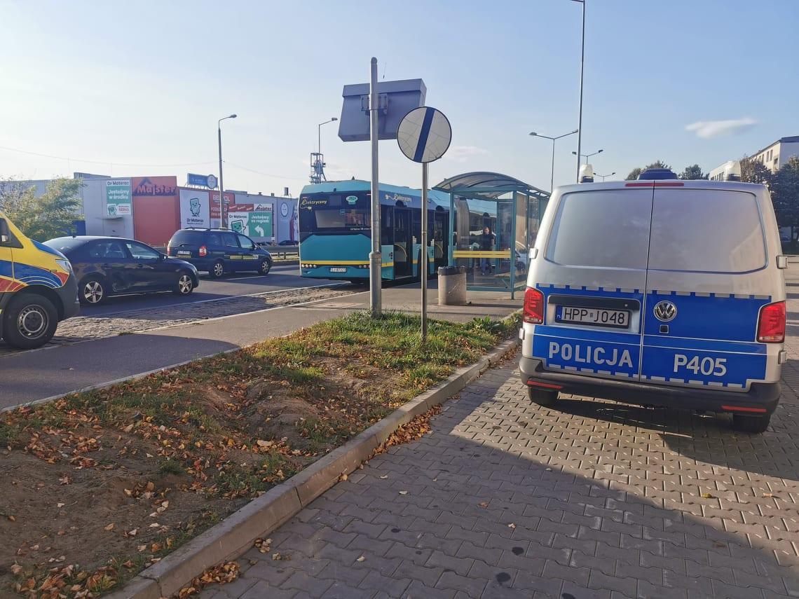 Policja poszukuje świadków zdarzenia drogowego z udziałem autobusu i osobowego mercedesa
