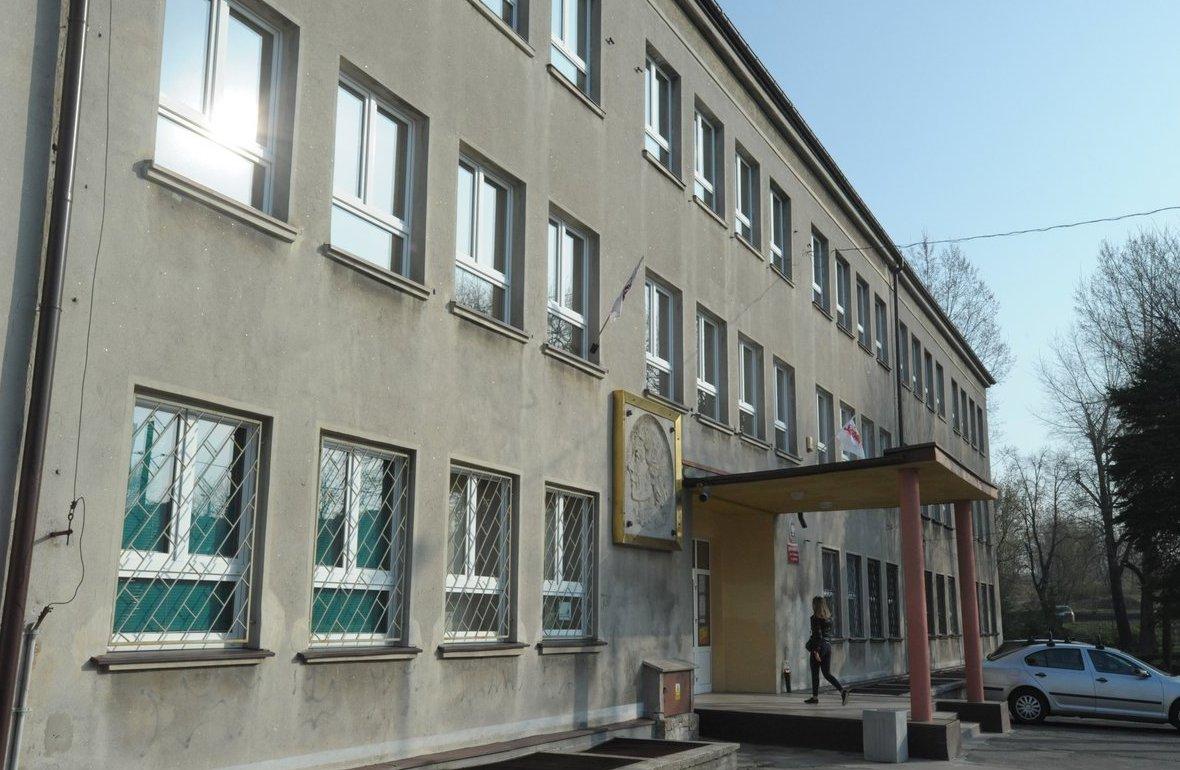 Ogniska zakażeń w szkołach. Pierwsze liceum w Jaworznie przechodzi na nauczanie zdalne