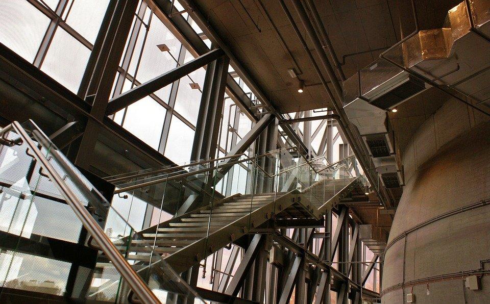 Mieszkanie w stylu industrialnym – przyjazna przestrzeń w surowym klimacie