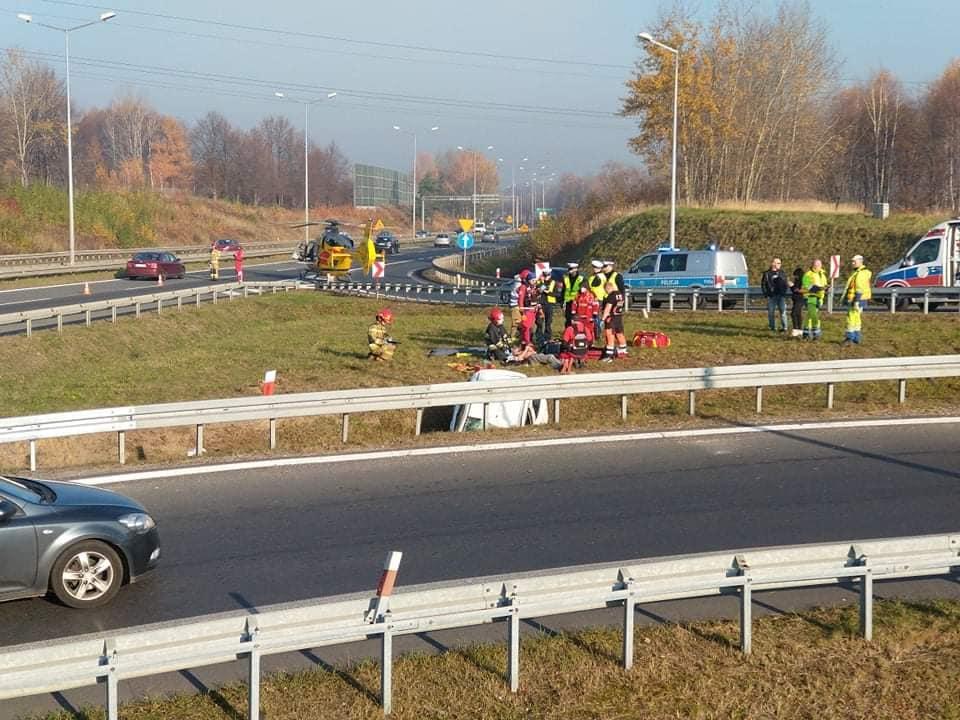 Samochód wypadł z drogi, interweniował śmigłowiec LPR