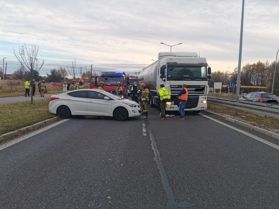 Nieprawidłowy manewr drogowy kierowcy ciężarówki doprowadził do kolizji na ulicy Krakowskiej.