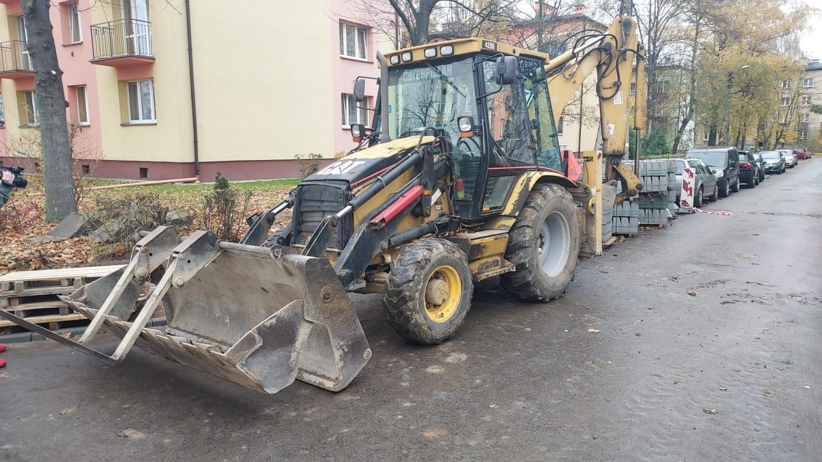 Przy ulicy Powstańców Śląskich trwają pracę nad nowym chodnikiem