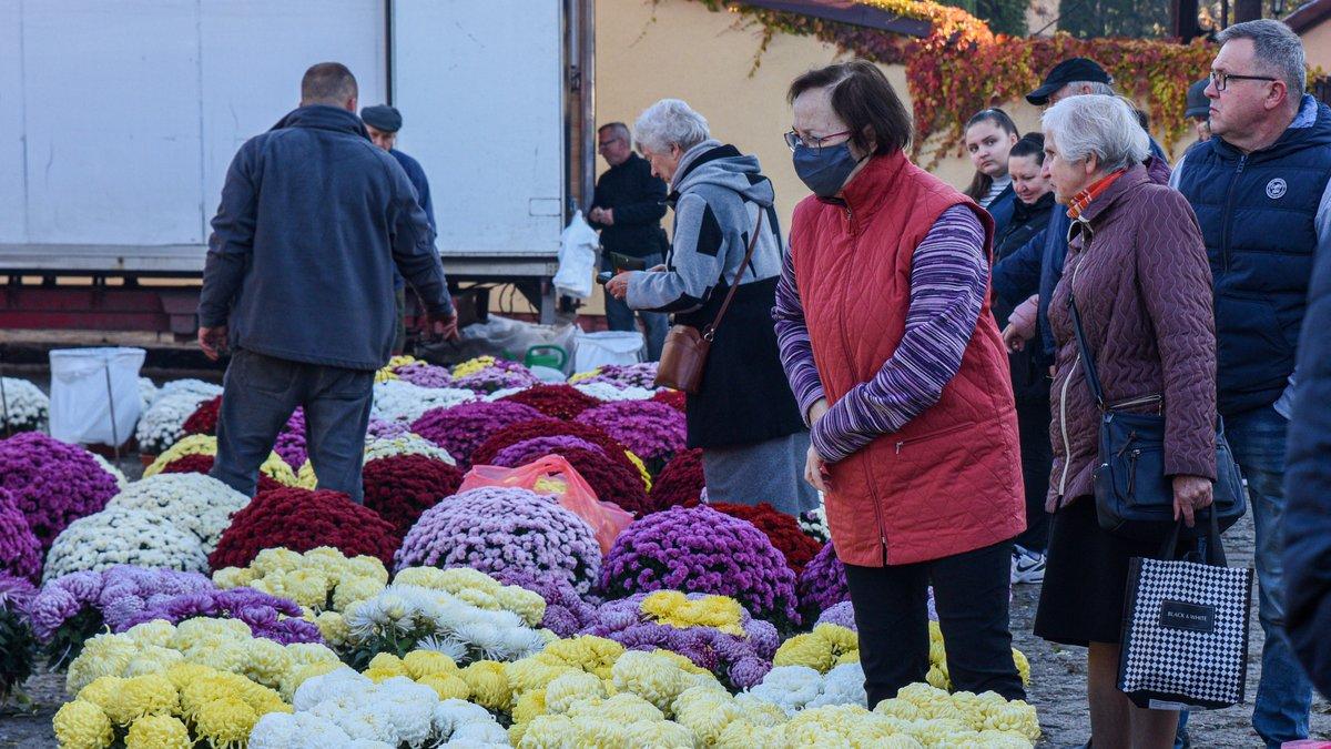 Mały rynek handluje na Wszystkich Świętych