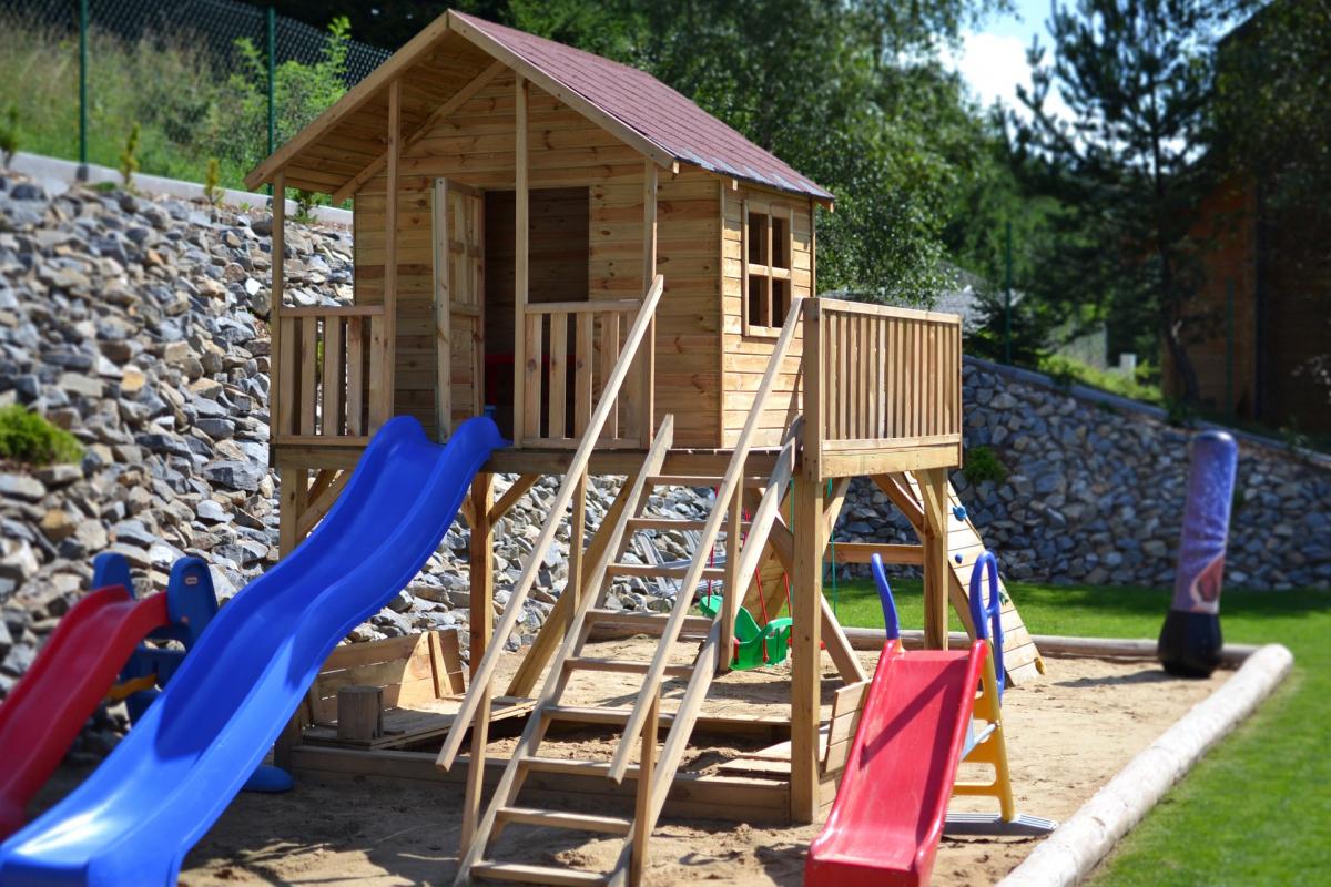 Drewniany domek dla dziecka jako pomysł na prezent