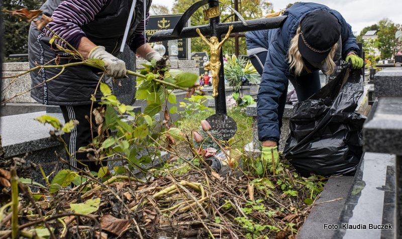 Seniorzy z Jaworzna, porządkują zaniedbane groby