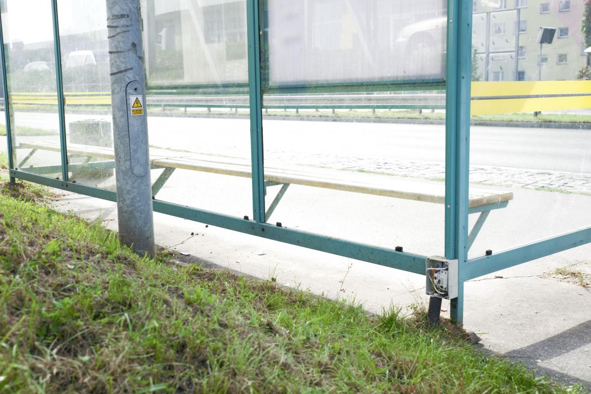 Niezabezpieczone elementy instalacji elektrycznej na przystanku autobusowym
