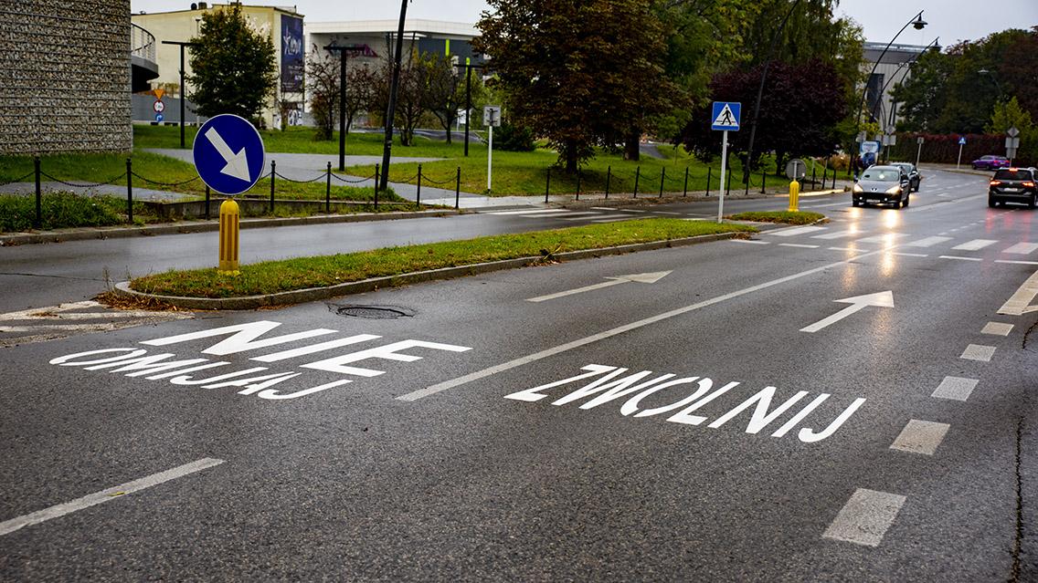 Napisy ostrzegające kierowców na drogach w Jaworznie. Będę też ostrzeżenia dla pieszych