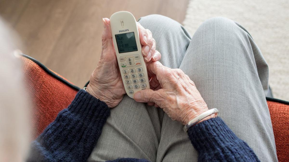 UWAGA seniorzy: Firma telekomunikacyjna namawia seniorów na zmianę operatora. Zalecamy ostrożność