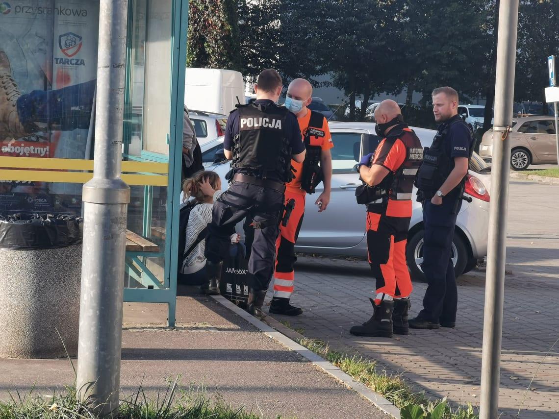 Samochód zajechał autobusowi drogę. Pasażerowie z obrażeniami