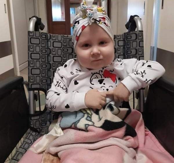 Mija kolejny miesiąc, kiedy to szpital stał się domem 2,5-letniej Zuzi z Jaworzna chorej na ostrą białaczkę