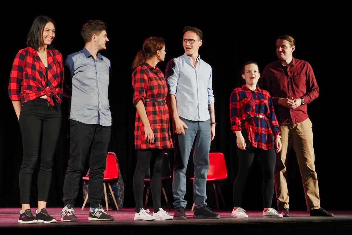 Grupa Bez Puenty Impro w zabawnym spektaklu