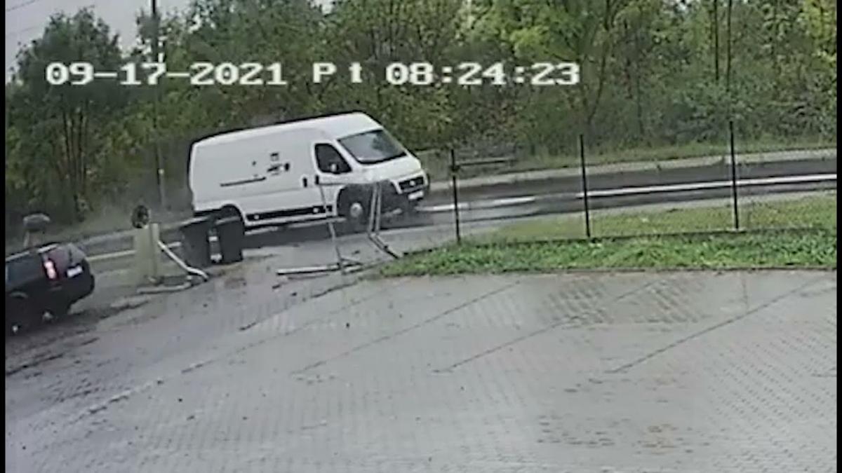 Cudem uniknął czołówki i rozjechania pieszego. Monitoring wszystko zarejestrował