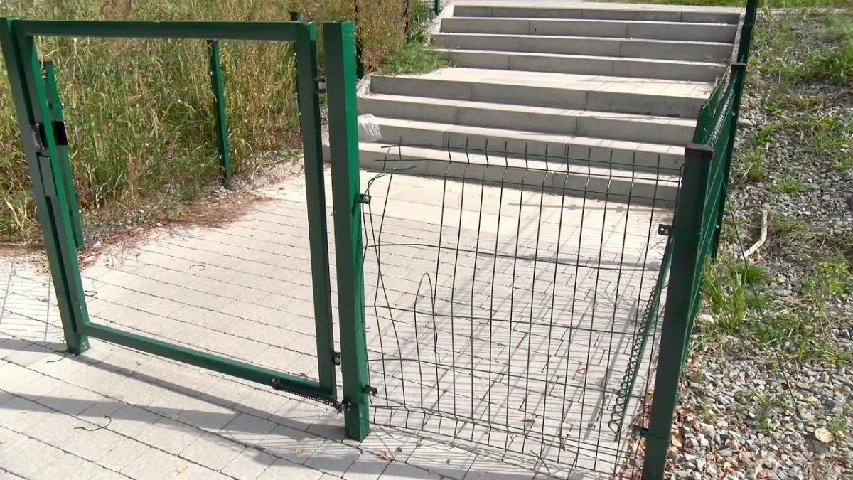 Znowu ktoś zniszczył bramkę wejściową do parku na Podłężu