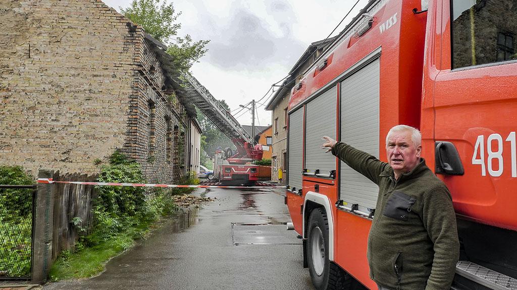 Zawaliła się ściana kamienicy w Szczakowej. Kamera monitoringu nagrała ten moment