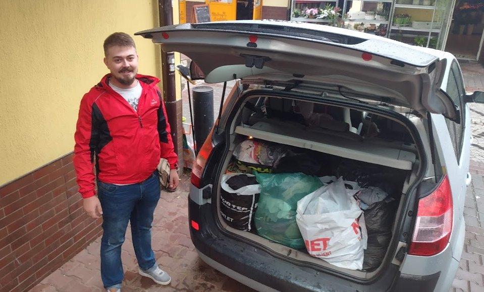 Hubert Gędłek przekazał aż 10 worków z rzeczami, do „lokalu dla ludzi potrzebujących”. Mocno wspiera akcję szewca Piotra