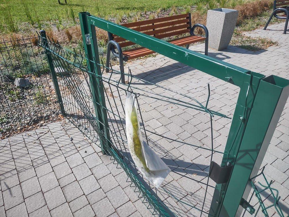 Zdewastowana bramka wejściowa do parku na Podłężu stwarza zagrożenie