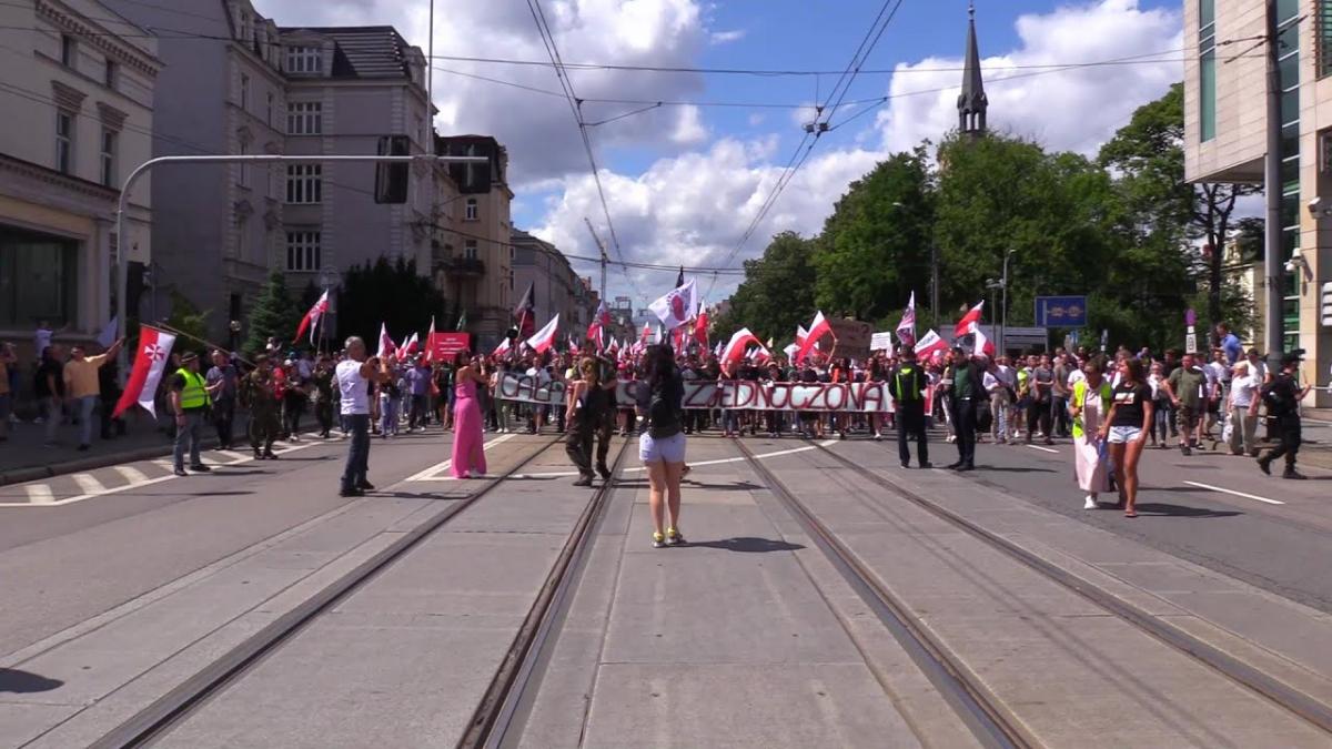 Antyszczepionkowcy na marszu w Katowicach. Przyjechali zakończyć 