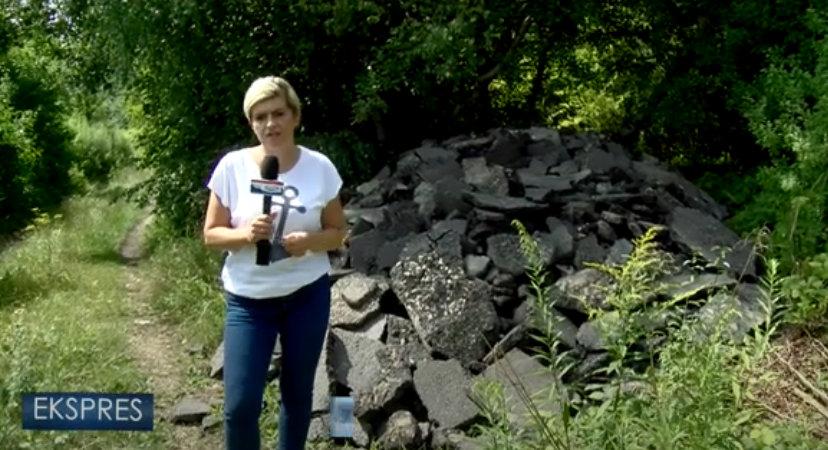 Ktoś przy lesie podrzucił stertę odpadów asfaltu