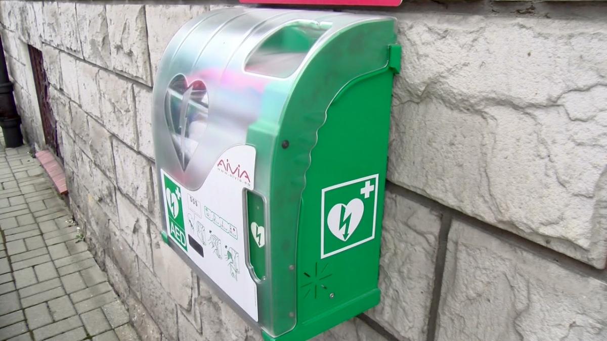 Ratujące życie defibrylatory AED. Czy powinno ich być więcej w naszym mieście?