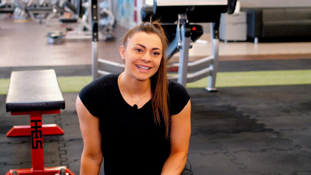 Chcesz mieć zgrabną pupę i płaski brzuch? Mistrzyni Body Fitness radzi jak to zrobić w domowych warunkach