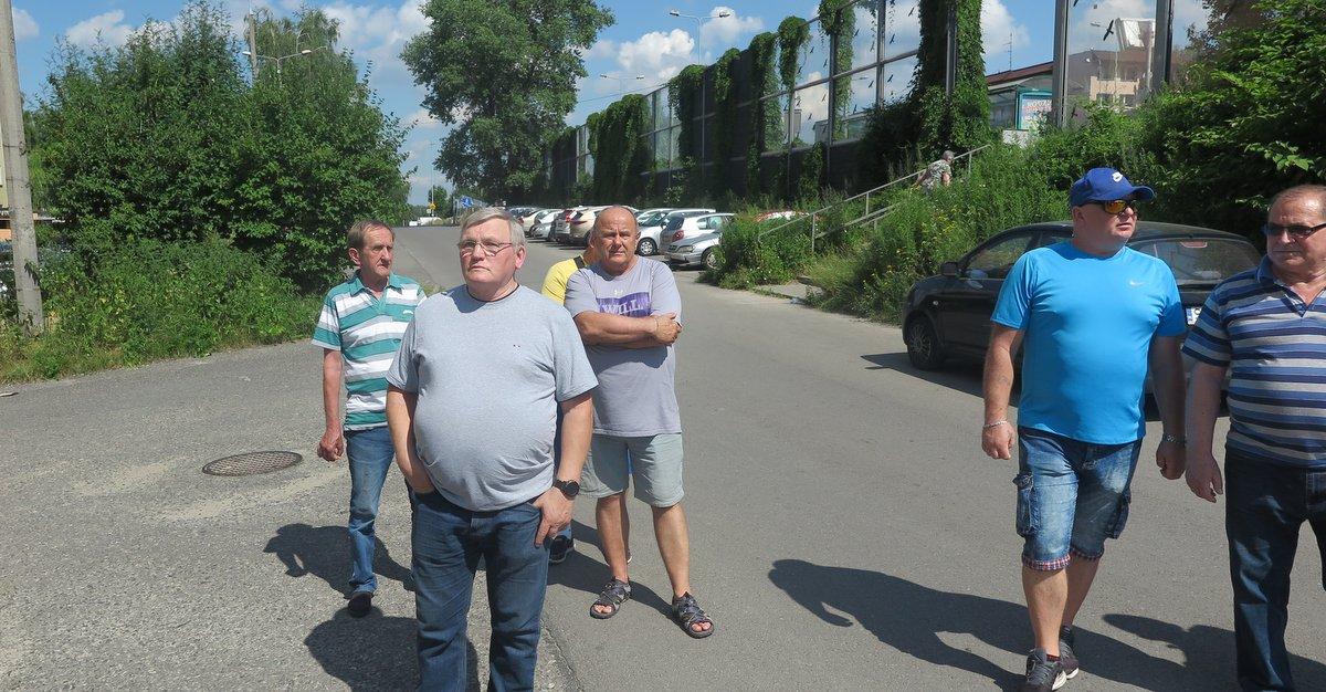 „Tu kiedyś dojdzie do tragedii” Absurdy na Osiedlu Podłęże, mieszkańcy załamują ręce