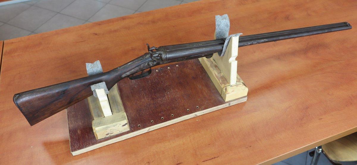 W ścianie znalazł historyczną broń z przełomu XIX I XX wieku. Przed zniszczeniem uratował ją policjant