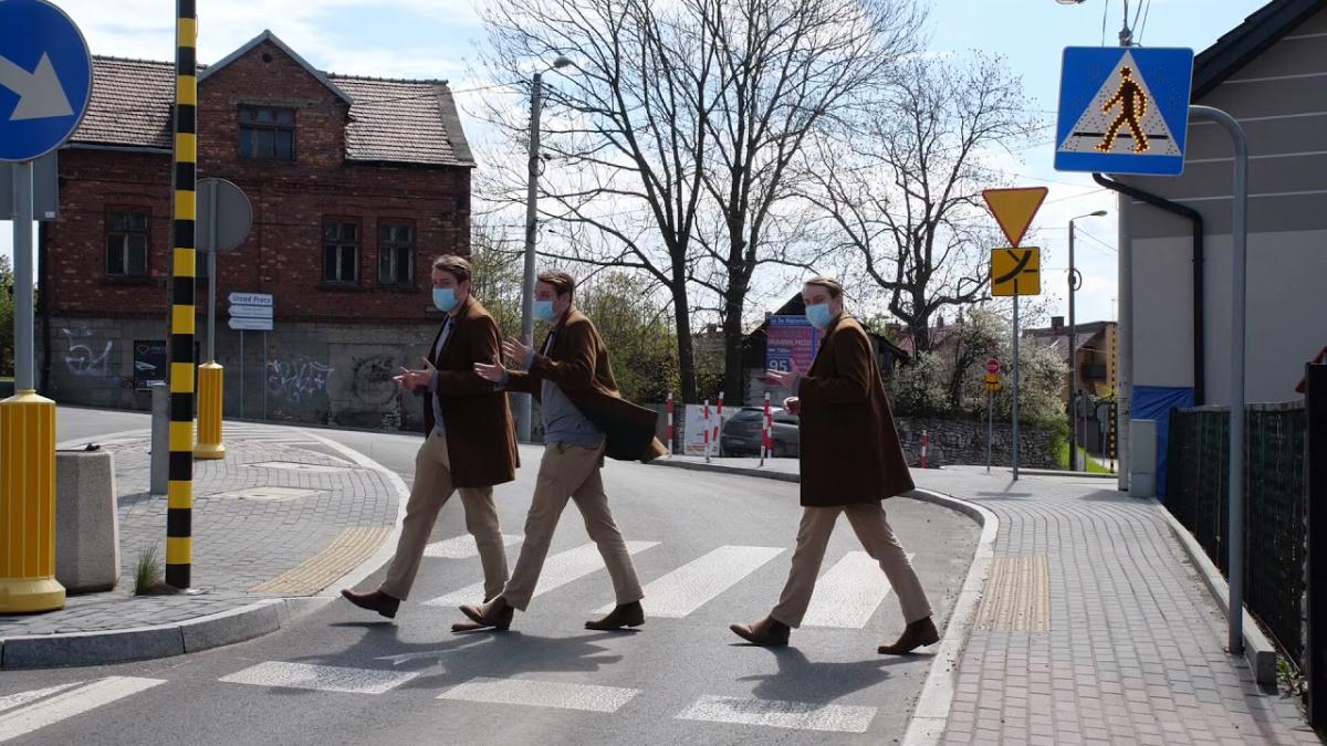 Na przejściu dla pieszych sugerowany Moon Walk