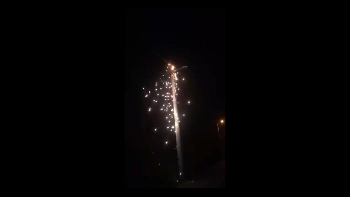 Spalony słup [Wideo]. Brak prądu w Jeleniu Dębie.